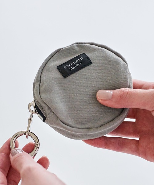 STANDARD SUPPLY(スタンダードサプライ)の「スタンダードサプライ / SIMPLICITY シンプリシティ / ROUND CHARM POUCH ラウンドチャームポーチ(ポーチ・レディース・チャコールグレー/モカ/レッド/ブルー/グレー/ダークネイビー/サンドベージュ/ブラック/グリーン/マスタード/ダークパープル/ダークブラウン・FREE)」の4枚目の写真