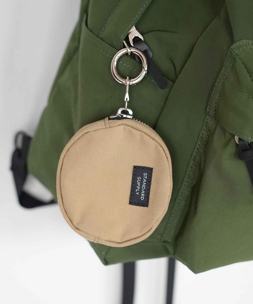 STANDARD SUPPLY(スタンダードサプライ)の「スタンダードサプライ / SIMPLICITY シンプリシティ / ROUND CHARM POUCH ラウンドチャームポーチ(ポーチ・レディース・チャコールグレー/モカ/レッド/ブルー/グレー/ダークネイビー/サンドベージュ/ブラック/グリーン/マスタード/ダークパープル/ダークブラウン・FREE)」の7枚目の写真