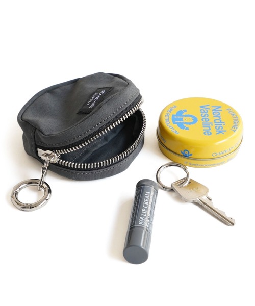 STANDARD SUPPLY(スタンダードサプライ)の「スタンダードサプライ / SIMPLICITY シンプリシティ / ROUND CHARM POUCH ラウンドチャームポーチ(ポーチ・レディース・チャコールグレー/モカ/レッド/ブルー/グレー/ダークネイビー/サンドベージュ/ブラック/グリーン/マスタード/ダークパープル/ダークブラウン・FREE)」の17枚目の写真