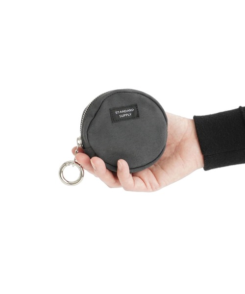 STANDARD SUPPLY(スタンダードサプライ)の「スタンダードサプライ / SIMPLICITY シンプリシティ / ROUND CHARM POUCH ラウンドチャームポーチ(ポーチ・レディース・チャコールグレー/モカ/レッド/ブルー/グレー/ダークネイビー/サンドベージュ/ブラック/グリーン/マスタード/ダークパープル/ダークブラウン・FREE)」の18枚目の写真