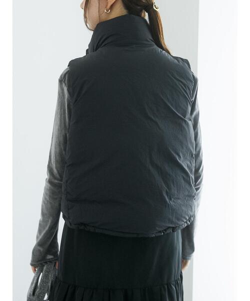 Te chichi（テチチ）の「ナイロンタンブラークロップド中綿ベスト（ベスト・レディース・オフホワイト/ブラック・F）」の22枚目の写真