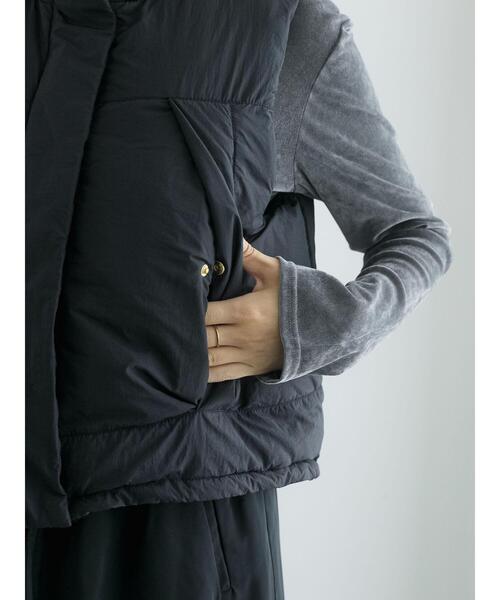 Te chichi（テチチ）の「ナイロンタンブラークロップド中綿ベスト（ベスト・レディース・オフホワイト/ブラック・F）」の19枚目の写真