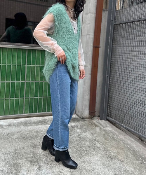 mi via loca(ミヴィアロカ)の「フェザーヤーンニットベスト(ニット/セーター・レディース・グリーン/アイボリー/チャコールグレー・FREE)」の12枚目の写真