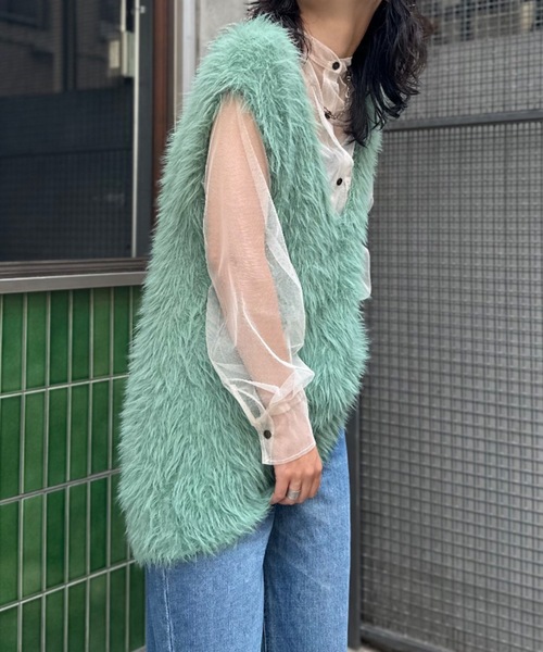 mi via loca(ミヴィアロカ)の「フェザーヤーンニットベスト(ニット/セーター・レディース・グリーン/アイボリー/チャコールグレー・FREE)」の13枚目の写真