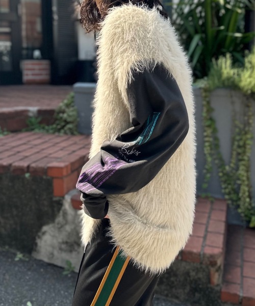 mi via loca(ミヴィアロカ)の「フェザーヤーンニットベスト(ニット/セーター・レディース・グリーン/アイボリー/チャコールグレー・FREE)」の4枚目の写真