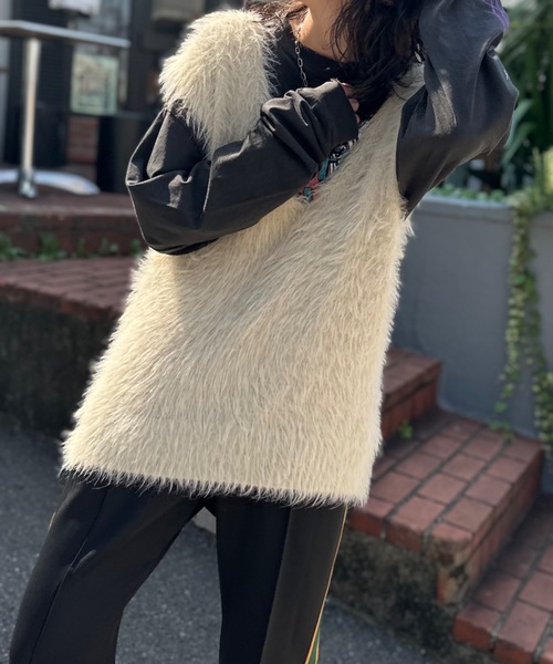 mi via loca(ミヴィアロカ)の「フェザーヤーンニットベスト(ニット/セーター・レディース・グリーン/アイボリー/チャコールグレー・FREE)」の5枚目の写真