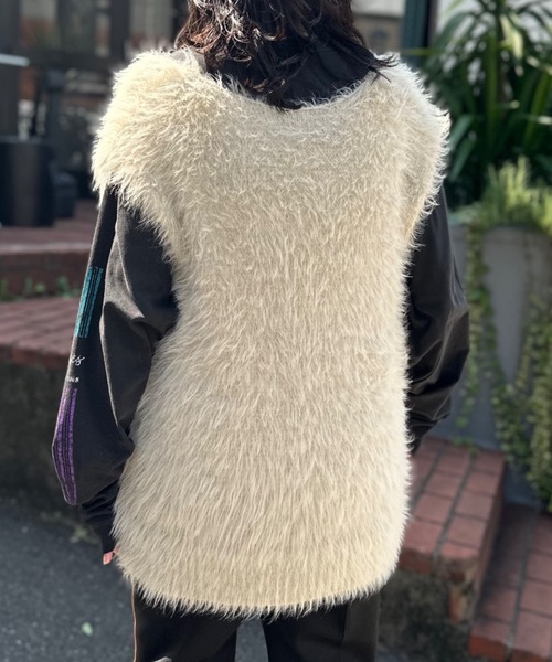 mi via loca(ミヴィアロカ)の「フェザーヤーンニットベスト(ニット/セーター・レディース・グリーン/アイボリー/チャコールグレー・FREE)」の6枚目の写真