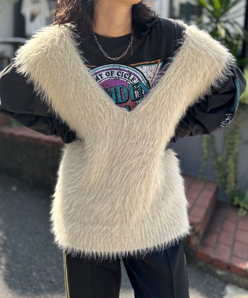 mi via loca(ミヴィアロカ)の「フェザーヤーンニットベスト(ニット/セーター・レディース・グリーン/アイボリー/チャコールグレー・FREE)」の7枚目の写真