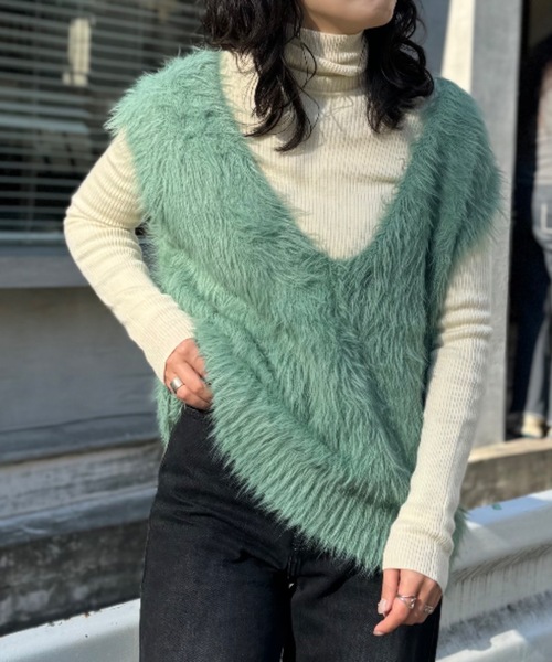 mi via loca(ミヴィアロカ)の「フェザーヤーンニットベスト(ニット/セーター・レディース・グリーン/アイボリー/チャコールグレー・FREE)」の17枚目の写真