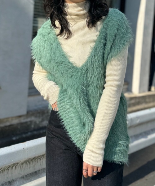 mi via loca(ミヴィアロカ)の「フェザーヤーンニットベスト(ニット/セーター・レディース・グリーン/アイボリー/チャコールグレー・FREE)」の18枚目の写真