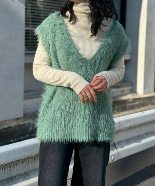 mi via loca(ミヴィアロカ)の「フェザーヤーンニットベスト(ニット/セーター・レディース・グリーン/アイボリー/チャコールグレー・FREE)」の19枚目の写真