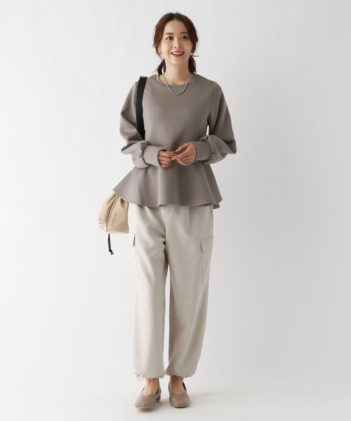 GLOBAL WORK(グローバルワーク)の「ライトクッションペプラムプルオーバー/987151(スウェット・レディース・ブラック/モカ/アイボリー・MEDIUM/LARGE)」の4枚目の写真