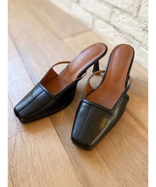 RESEXXY（リゼクシー）の「スクエアトゥミュール（パンプス・レディース・アイボリー/ブラック・SMALL/MEDIUM/LARGE）」の2枚目の写真