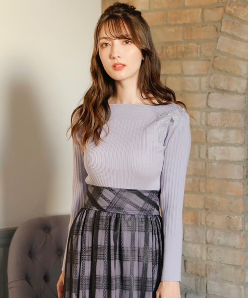 SWINGLE(スウィングル)の「カットワーク刺繍スクエアネックニットプルオーバー(ニット/セーター・レディース・ラベンダー/ピンク/オフホワイト/ネイビー・MEDIUM)」の3枚目の写真