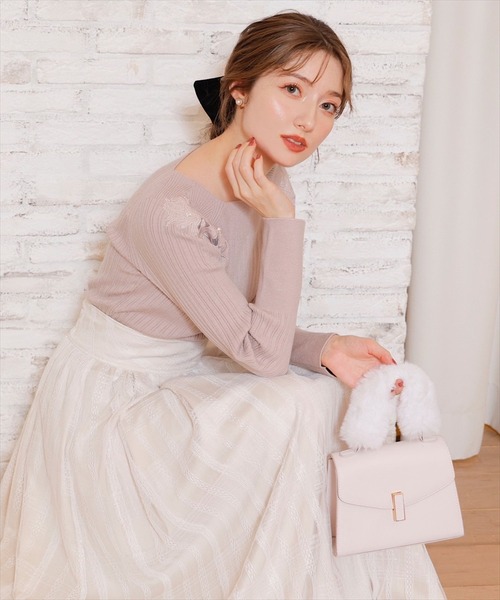 SWINGLE(スウィングル)の「カットワーク刺繍スクエアネックニットプルオーバー(ニット/セーター・レディース・ラベンダー/ピンク/オフホワイト/ネイビー・MEDIUM)」の16枚目の写真