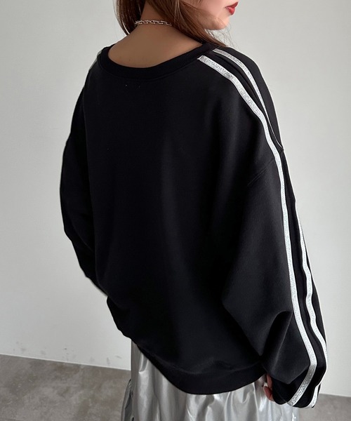 apres jour mignon(アプレジュールミニョン)の「シルバーラメラインスウェット【ZOZOTOWN限定アイテム】(スウェット・レディース・ブラック/ブルー/オフホワイト・フリー/X-LARGE)」の9枚目の写真