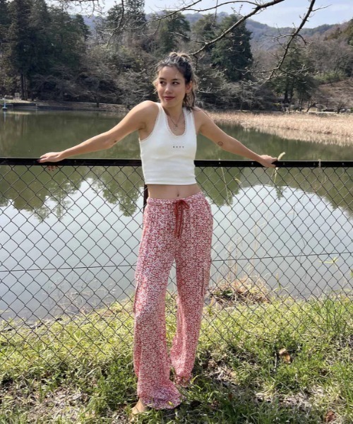 ROXY(ロキシー)の「PRECIOUS CARGO PANT/ロキシー総柄カーゴパンツ(カーゴパンツ・レディース・バーガンディー・SMALL/MEDIUM/LARGE)」の2枚目の写真