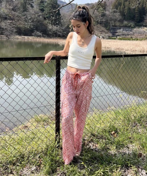 ROXY(ロキシー)の「PRECIOUS CARGO PANT/ロキシー総柄カーゴパンツ(カーゴパンツ・レディース・バーガンディー・SMALL/MEDIUM/LARGE)」の4枚目の写真