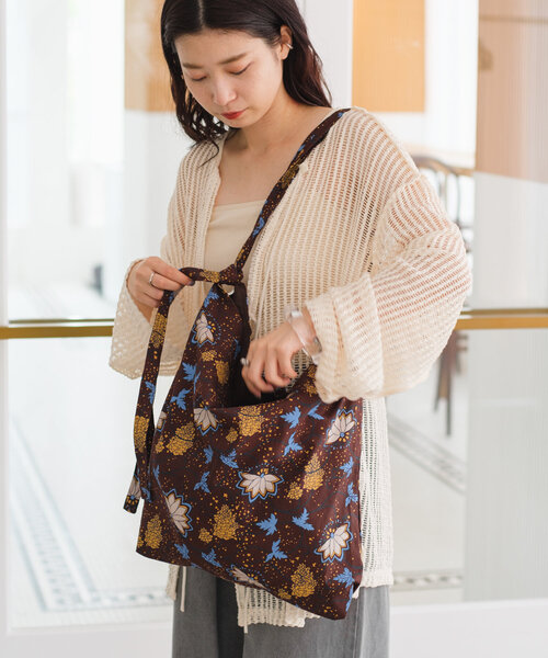 Kastane(カスタネ)の「【4色展開/A4サイズ】バティック柄トートBAG(トートバッグ・レディース・ブラウン/グリーン/アイボリー/ブルー・FREE)」の11枚目の写真
