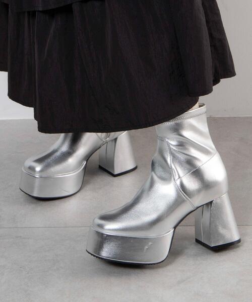 WEGO（ウィゴー）の「WEGO/ストーム付きワイドヒールショートブーツ（ブーツ・レディース・その他1/その他2/シルバー/ブラック・MEDIUM/LARGE）」の2枚目の写真
