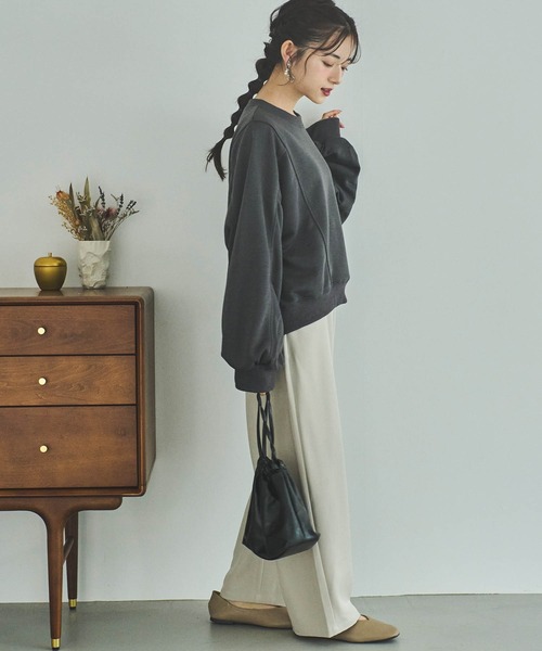 mil(ミル)の「【150㎝前後の小柄さんサイズ】袖ロゴ刺繍 クロップドスウェット(スウェット・レディース・チャコールグレー/ブラウン/ライトベージュ/オフホワイト/ブラック/サックスブルー・ONE SIZE)」の9枚目の写真