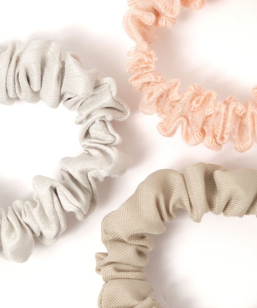 studio CLIP（スタディオクリップ）の「ミニミニシュシュセット（シュシュ・レディース・ブラック/ライトベージュ/ライトブルー・FREE）」の5枚目の写真