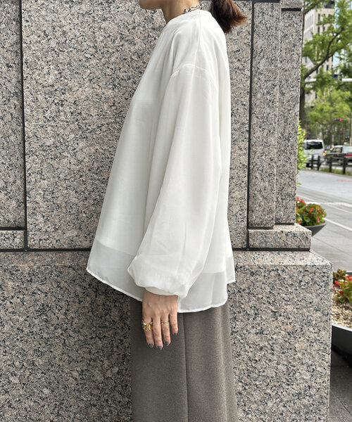 DouDou(ドゥドゥ)の「【WEB限定】裏毛×シフォンレイヤードプルオーバー(Tシャツ/カットソー・レディース・オフホワイト/ブラック/グレイッシュベージュ・FREE)」の5枚目の写真