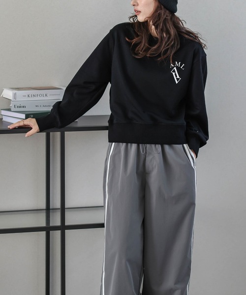 AMELY(エミリー)の「ロゴスウェットプルオーバー(スウェット・レディース・ブラック/ネイビー/グレー・フリー)」の4枚目の写真