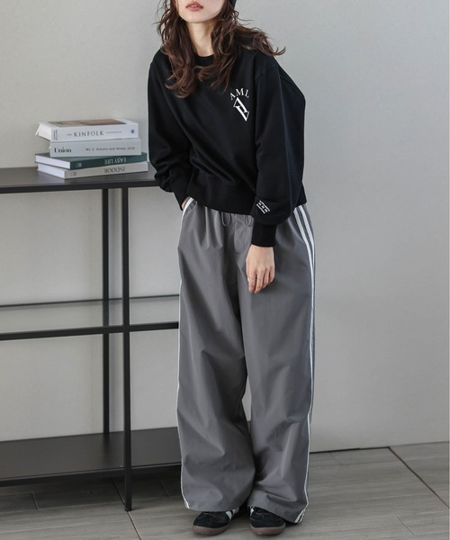 AMELY(エミリー)の「ロゴスウェットプルオーバー(スウェット・レディース・ブラック/ネイビー/グレー・フリー)」の5枚目の写真