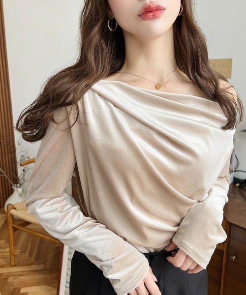 moment+(モーメントプラス)の「ワンショルドレープシャイニーベロアプルオーバー(ドレープネック ドレープカットソー)(Tシャツ/カットソー・レディース・ブラック/グレイッシュベージュ/チャコールグレー/ブラウン・M/L)」の13枚目の写真