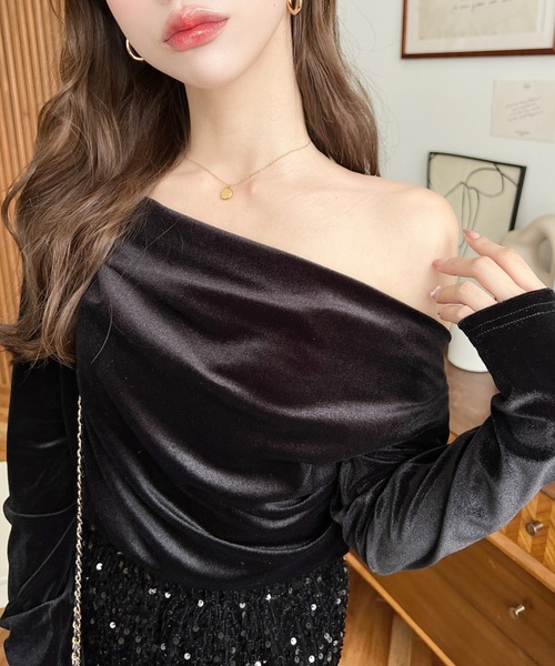 moment+(モーメントプラス)の「ワンショルドレープシャイニーベロアプルオーバー(ドレープネック ドレープカットソー)(Tシャツ/カットソー・レディース・ブラック/グレイッシュベージュ/チャコールグレー/ブラウン・M/L)」の7枚目の写真