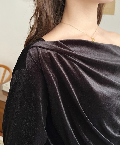 moment+(モーメントプラス)の「ワンショルドレープシャイニーベロアプルオーバー(ドレープネック ドレープカットソー)(Tシャツ/カットソー・レディース・ブラック/グレイッシュベージュ/チャコールグレー/ブラウン・M/L)」の10枚目の写真