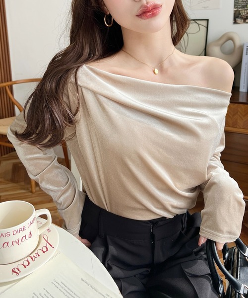moment+(モーメントプラス)の「ワンショルドレープシャイニーベロアプルオーバー(ドレープネック ドレープカットソー)(Tシャツ/カットソー・レディース・ブラック/グレイッシュベージュ/チャコールグレー/ブラウン・M/L)」の16枚目の写真