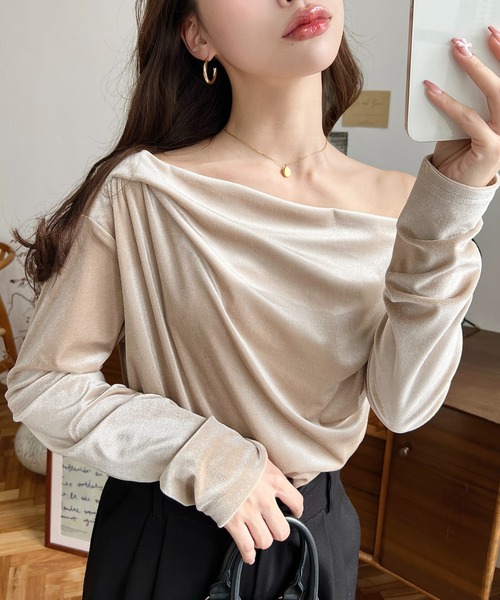 moment+(モーメントプラス)の「ワンショルドレープシャイニーベロアプルオーバー(ドレープネック ドレープカットソー)(Tシャツ/カットソー・レディース・ブラック/グレイッシュベージュ/チャコールグレー/ブラウン・M/L)」の17枚目の写真