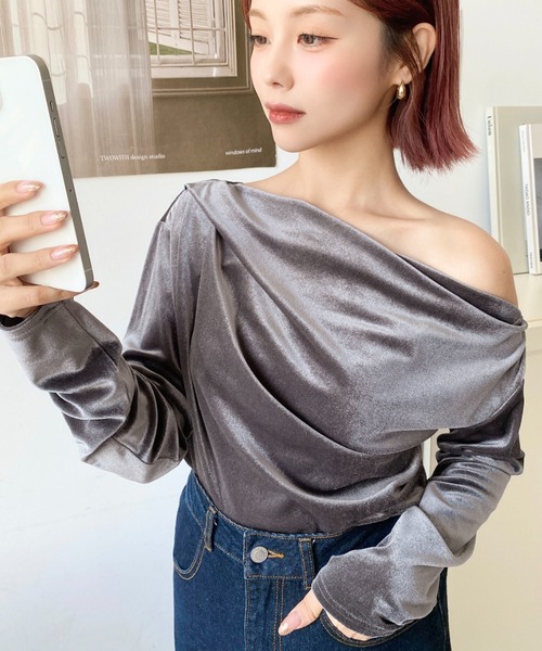 moment+(モーメントプラス)の「ワンショルドレープシャイニーベロアプルオーバー(ドレープネック ドレープカットソー)(Tシャツ/カットソー・レディース・ブラック/グレイッシュベージュ/チャコールグレー/ブラウン・M/L)」の22枚目の写真
