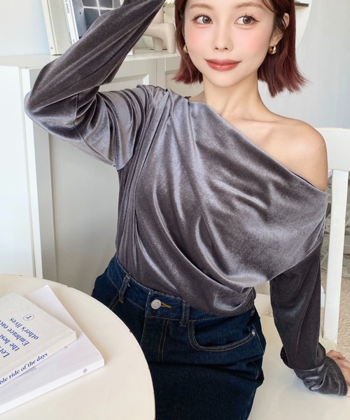 moment+(モーメントプラス)の「ワンショルドレープシャイニーベロアプルオーバー(ドレープネック ドレープカットソー)(Tシャツ/カットソー・レディース・ブラック/グレイッシュベージュ/チャコールグレー/ブラウン・M/L)」の21枚目の写真