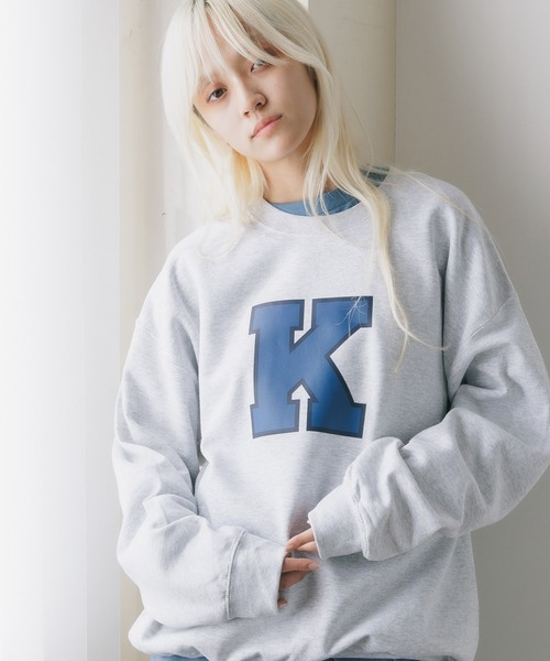 GILDAN(ギルダン)の「GILDAN / ロゴプリント クルーネックスウェット/トレーナー(スウェット・レディース・チャコール/グレー系その他4/グレー系その他/アッシュ/グレー系その他3/グレー系その他2/サンドベージュ・MEDIUM/X-LARGE/LARGE)」の2枚目の写真