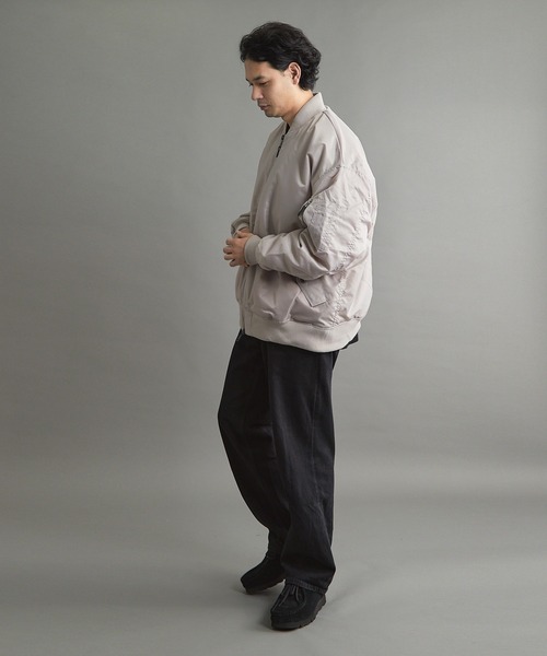 VIBGYOR（ヴィブジョー）の「【wit】オーバーフィットMA-1(CN)（MA-1・メンズ・ブラック/グレイッシュベージュ/カーキ・MEDIUM/LARGE）」の15枚目の写真