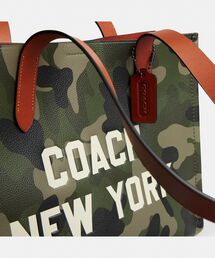 COACH（コーチ）の「リレー トート バッグ 34・カモ プリント