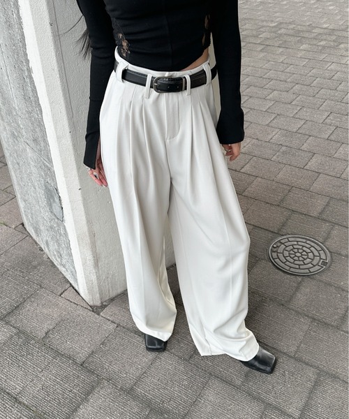 LVEU.(ラブユ.)の「【LVEU.】タックワイドスラックス / ボトムス パンツ スラックス タック ワイド ベルト付き ブラック グレー アイボリー 韓国 韓国ファッション ZOZOTOWN限定(スラックス・レディース・グレー/アイボリー/ブラック・FREE)」の2枚目の写真