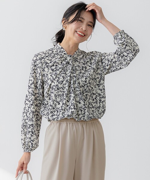 23区(ニジュウサンク)の「【洗える】シャドーリーフ プリント ブラウス(シャツ/ブラウス・レディース・ネイビー系5/アイボリー系5・38/40)」の2枚目の写真