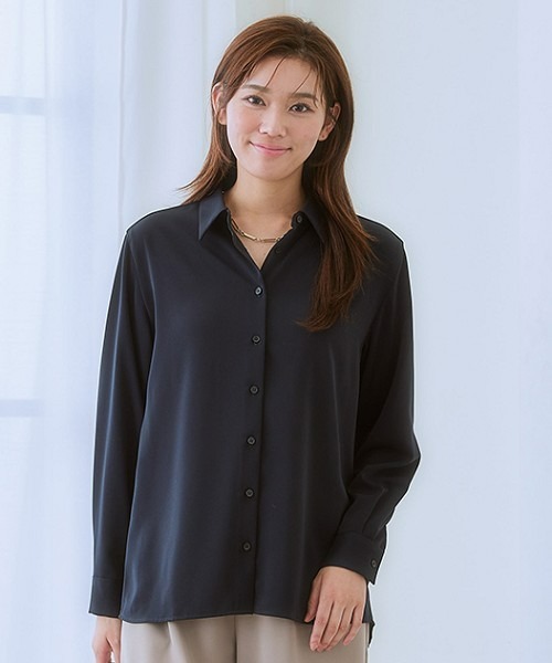 7days Life Styling(セブンデイズライフスタイリング)の「【UVカット/速乾】ストレッチパウダーサテンレギュラーカラー長袖シャツ(シャツ/ブラウス・レディース・オフホワイト/ネイビー/グレイッシュベージュ/ブルー系・M/L/LL/3L/S/4L)」の1枚目の写真