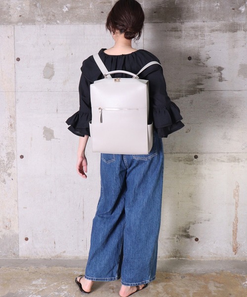 Legato Largo（レガートラルゴ）の「(LF)【Legato Largo】6ポケット/11L ブライト フェイクレザー リュック（バックパック/リュック・レディース・ブラック/アイボリー/モカ/ライトグレー・ONE SIZE）」の16枚目の写真