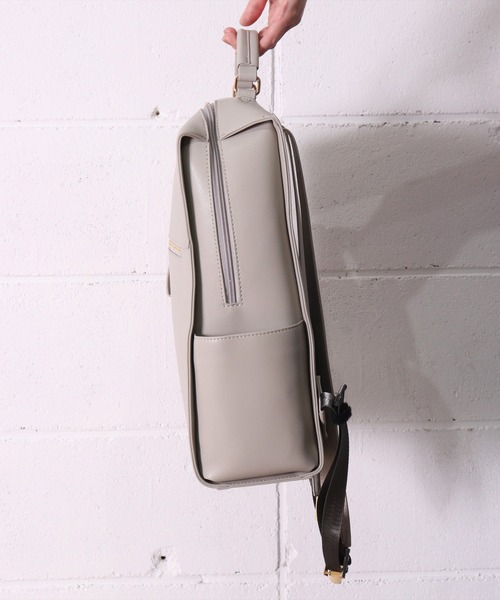 Legato Largo（レガートラルゴ）の「(LF)【Legato Largo】6ポケット/11L ブライト フェイクレザー リュック（バックパック/リュック・レディース・ブラック/アイボリー/モカ/ライトグレー・ONE SIZE）」の22枚目の写真