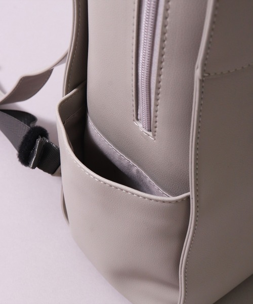 Legato Largo（レガートラルゴ）の「(LF)【Legato Largo】6ポケット/11L ブライト フェイクレザー リュック（バックパック/リュック・レディース・ブラック/アイボリー/モカ/ライトグレー・ONE SIZE）」の6枚目の写真