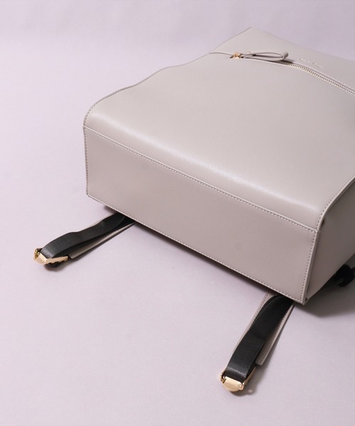 Legato Largo（レガートラルゴ）の「(LF)【Legato Largo】6ポケット/11L ブライト フェイクレザー リュック（バックパック/リュック・レディース・ブラック/アイボリー/モカ/ライトグレー・ONE SIZE）」の5枚目の写真