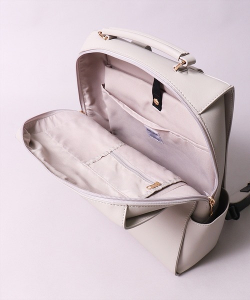 Legato Largo（レガートラルゴ）の「(LF)【Legato Largo】6ポケット/11L ブライト フェイクレザー リュック（バックパック/リュック・レディース・ブラック/アイボリー/モカ/ライトグレー・ONE SIZE）」の10枚目の写真