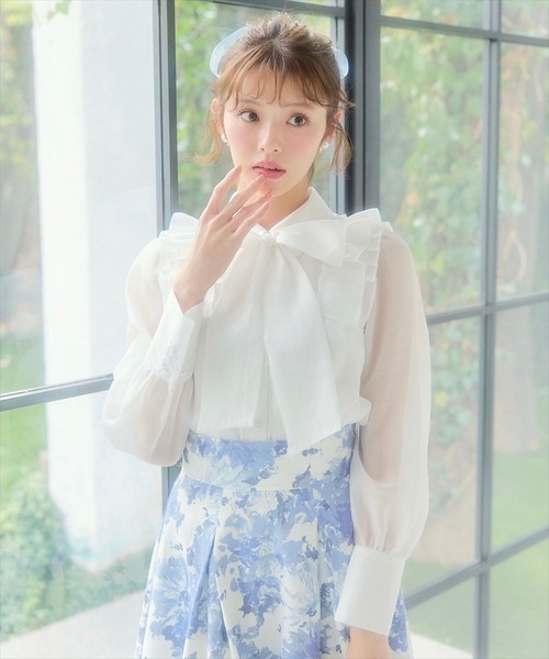 SWINGLE（スウィングル）の「クレリックショルダータックフリルブラウス（シャツ/ブラウス・レディース・ブラック/ピンク/ライトベージュ・FREE）」の2枚目の写真