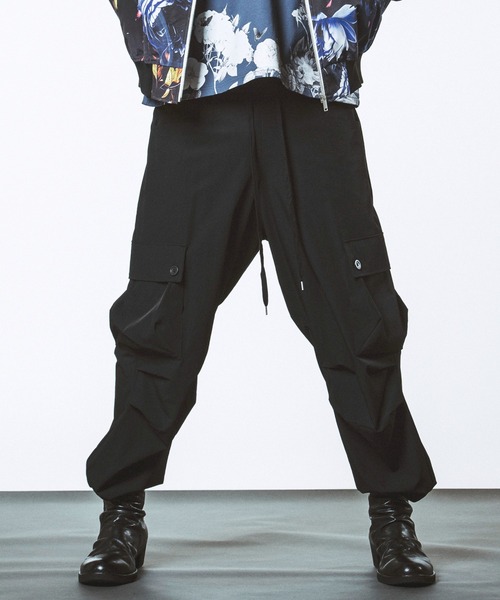 NO ID.（ノーアイディ）の「【NO ID.】Tech Easy Wide Cargo Pants / テック イージー ワイド カーゴ パンツ（カーゴパンツ・メンズ・ブラック/その他23/グレー・2/1）」の2枚目の写真
