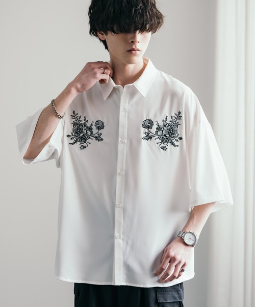 Rocky Monroe(ロッキーモンロー)の「接触冷感オーバーサイズストレッチフラワー刺繍レギュラーカラー半袖シャツ(シャツ/ブラウス・メンズ・ブラック/チャコールグレー/ホワイト・M/L/XL)」の2枚目の写真